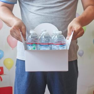 Caixa de Presente Personalizável Branca 8x8x4 Polegadas, Reciclável, com Fitas de Papelão e Laminação Fosca para Presentes de Aniversário - Product Image 5