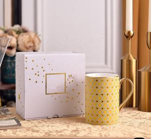 Tasse en porcelaine osseuse russe de luxe à motif étoilé avec poignée dorée, écologique - Product Image 3