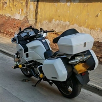 Moto de tourisme CFMOTO 1250TR-G avec sièges chauffants, système audio JBL et radar RDS pour un confort et une sécurité supérieurs sur la route