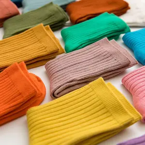 Großhandel günstigen Preis hohe Qualität benutzer definierte Logo bequeme atmungsaktive Baumwolle bunte Kinder socken reine Farbe Baby Socken
