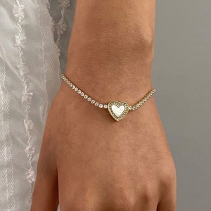 กำไลข้อมือแฟชั่นดีไซน์หัวใจประดับเปลือกหอยและเพชรซิคอน  วัสดุสแตนเลสสตีลชุบทอง 18k  กันน้ำ  สวยงามประณีต - Product Image 3