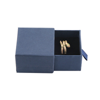 Boîte à bijoux rigide personnalisée avec logo en relief, revêtement UV, petit coffret cadeau en papier pour collier, bague, bracelet, montre