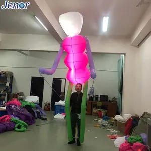 跳舞充气空气木偶与灯为西班牙游行装饰