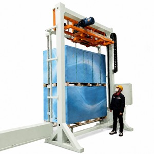 Machines de cerclage spécialisées optimisées pour les flux de travail, avec montage et cerclage synchronisés des protecteurs de bords pour le traitement des palettes photovoltaïques - Product Image 2