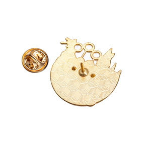 Pins Metálicos Esmaltados de Alta Calidad con Diseño de Castillo Mágico Dorado y Fantasma Bajo la Luz de la Luna, Acabado Pulido - Product Image 5