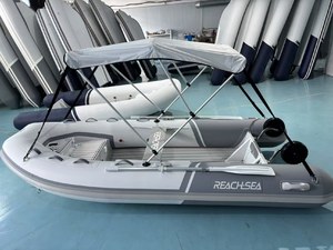 Bote Inflable Rígido REACHSEA UT360 con Casco de Aluminio en Gris Oscuro y Claro, con Ruedas Grandes y Toldo - Product Image 6