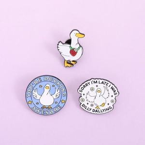 Broche en émail fille dessin animé mignonne et amusante Betty Tan Divino avec citation, accessoire badge métallique, vente chaude - Product Image 3