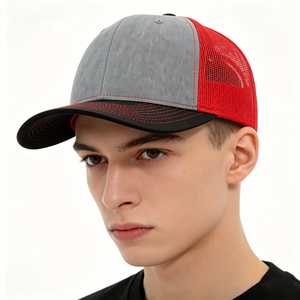 Gorra Trucker Estilo Richardson 112, Color Gris Jaspeado, Malla Roja Delantera, Visera Negra, Personalizable con Logotipo, Ajustable, para Exteriores - Product Image 1