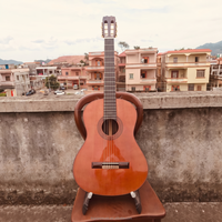 Guitare Flamenco Negra de style Conde, fabriquée à la main, avec table en cèdre rouge massif, dos et éclisses en palissandre indien, finition française.