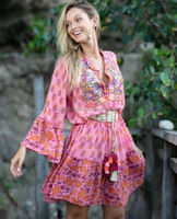 Robe midi bohème à manches cloche avec nœuds longs à franges, col rond, broderie en fil, style vintage, look parfait pour les vacances