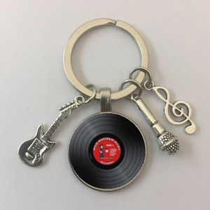 LP DJ <span class=keywords><strong>Vinilo</strong></span> con un diseño de registro Llaveros Festival de música Regalos de recuerdo Micrófono Violín Llavero - Product Image 3