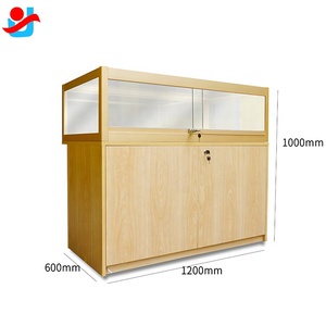 Vetrina per <span class=keywords><strong>Gioielleria</strong></span> <span class=keywords><strong>di</strong></span> <span class=keywords><strong>Lusso</strong></span> con Illuminazione LED, Vetro Temperato, Telaio Dorato, Arredamento Elegante ed Ecologico - Product Image 1