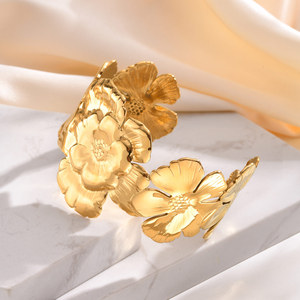 กำไลข้อมือเปิดรูปดอกไม้ขนาดใหญ่สำหรับผู้หญิง สีทองเงินสองสี ทำจากสแตนเลสสตีล เครื่องประดับแฟชั่นทันสมัย - Product Image 3