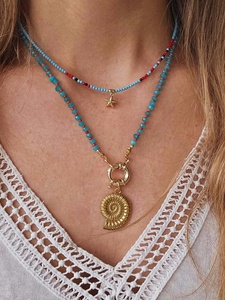 Collier en pierre naturelle bleue avec breloques étoile de mer dorées, bijoux minimalistes d'hiver, ras-de-cou perlé turquoise, bijoux résistants à l'eau - Product Image 1