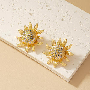 Boucles d'oreilles clous tournesol pour femme plaquées or, grandes fleurs florales martelées, entièrement en verre de cristal, tendance, élégantes et raffinées - Product Image 3