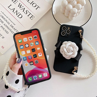Coque de téléphone portable Lady Fashion Camélia Flower pour iPhone 16 Plus 15 14 13 Pro XR XS Max avec chaîne de perles à main