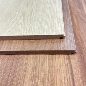Plancher en bois <span class=keywords><strong>stratifié</strong></span> moderne lisse en HDF à motif en arête de poisson AC4 renforcé en composite pour cuisine, <span class=keywords><strong>parquet</strong></span> personnalisé - Product Image 3