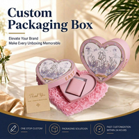 Boîte cadeau personnalisée en forme de cœur avec imprimé floral et bordure dorée pour l'emballage de bijoux ou de boucles d'oreilles