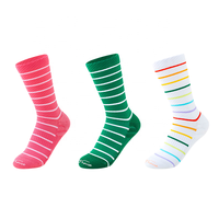 Chaussettes de fierté à rayures arc-en-ciel unisexes Chaussettes de sport en coton absorbant la sueur Argyle Design géométrique Chaussettes de sport amusantes Étudiants Pop