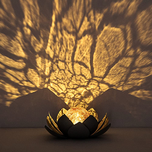 Moderno al aire libre LED flor de loto <span class=keywords><strong>luz</strong></span> <span class=keywords><strong>solar</strong></span> impermeable de metal y vidrio linterna de jardín con patrón de planta formato eléctrico - Product Image 2
