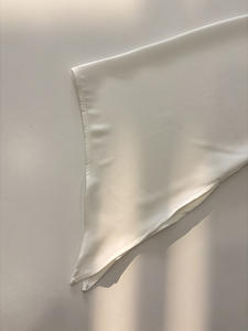 Blusa Blanca Satinada Modesta con Botones, Cuello Camisero, Manga Acampanada y Detalle Cruzado Delantero, Estilo Casual Elegante Islámico, con Efecto Arrugado, para Uso Diario y Ramadán - Product Image 5