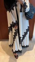 Abaya Ouverte Blanche Élégante Hafizah pour Femme, Robe Longue Maxi Cardigan avec Appliques de Dentelle Noire, Kimono Kaftan Modeste Musulman de Dubaï
