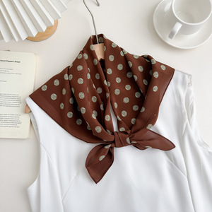 Écharpe carrée en soie de mûrier style Hepburn français pour femme, motif pois marron rétro, collection Printemps 2025, fabriquée à Hangzhou - Product Image 1