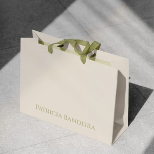 Bolsas de Compras de Papel Blanco <span class=keywords><strong>Crema</strong></span> de Lujo con Logotipo Personalizado Impreso y Asas de Cinta de Satén Verde para Boutique Minorista - Product Image 1