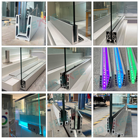 Rampe de balcon en verre avec lumière LED Main courante sans cadre Clôture en verre trempé pour l'extérieur Système de garde-corps en aluminium à canal en U