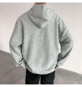 เสื้อฮู้ดผู้ชายแบบถัก ผ้าฝ้าย 100% หนัก 450 กรัม ผลิตตามสั่งจากโรงงาน ลายพิมพ์ตัวอักษรประดับคริสตัลสีดำแบบดิสเทรส สำหรับฤดูหนาว - Product Image 6