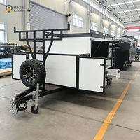 Remorque de chantier robuste et fermée pour le transport d'outils et d'équipements professionnels, avec caisse utilitaire pour la ferme
