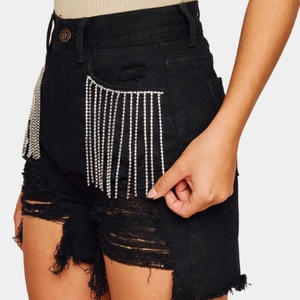 Shorts de mezclilla para mujer al por mayor, personalizados, de alta calidad, de verano, de tela gruesa, lavados, con botones, ribete de flecos y pedrería. - Product Image 3