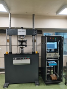 La máquina de prueba universal hidráulica para fatiga mide las propiedades físicas de materiales y productos con 1 año de garantía - Product Image 4