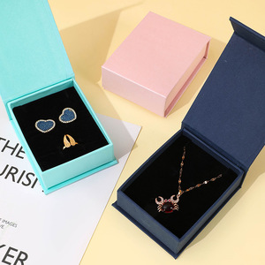 Boîtes cadeaux en carton rigide pour bijoux avec logo personnalisé, fermeture magnétique et doublure en éponge - Product Image 1