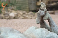 Escultura de bronce de cobre fundido y latón de diseño personalizado estatua de jardín de niña reclinable directa de fábrica estatua de bronce de niña desnudo