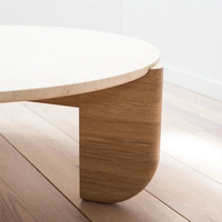 Table basse minimaliste Wabi-Sabi en travertin naturel avec des pieds en bois massif à courbe organique, meubles de luxe pour salon