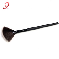 Pinceau de maquillage en forme d'éventail avec manche en bois et poils synthétiques pour le visage