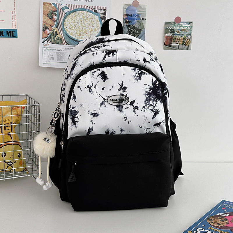 สีดำพร้อมจี้