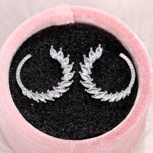 Orecchini a polsino E2050 in oro bianco con cristalli e strass a forma di pianta, gioielli di lusso da donna per matrimonio con montatura a griffe - Product Image 3