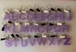 Porte-clés en résine artistique avec des couches de couleurs vibrantes, finition lisse et brillante, accessoire durable pour un usage quotidien et créatif - Product Image 3