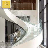 Escalier courbé en bois massif avec marches en marbre personnalisées pour l'intérieur, design luxueux CBMmart