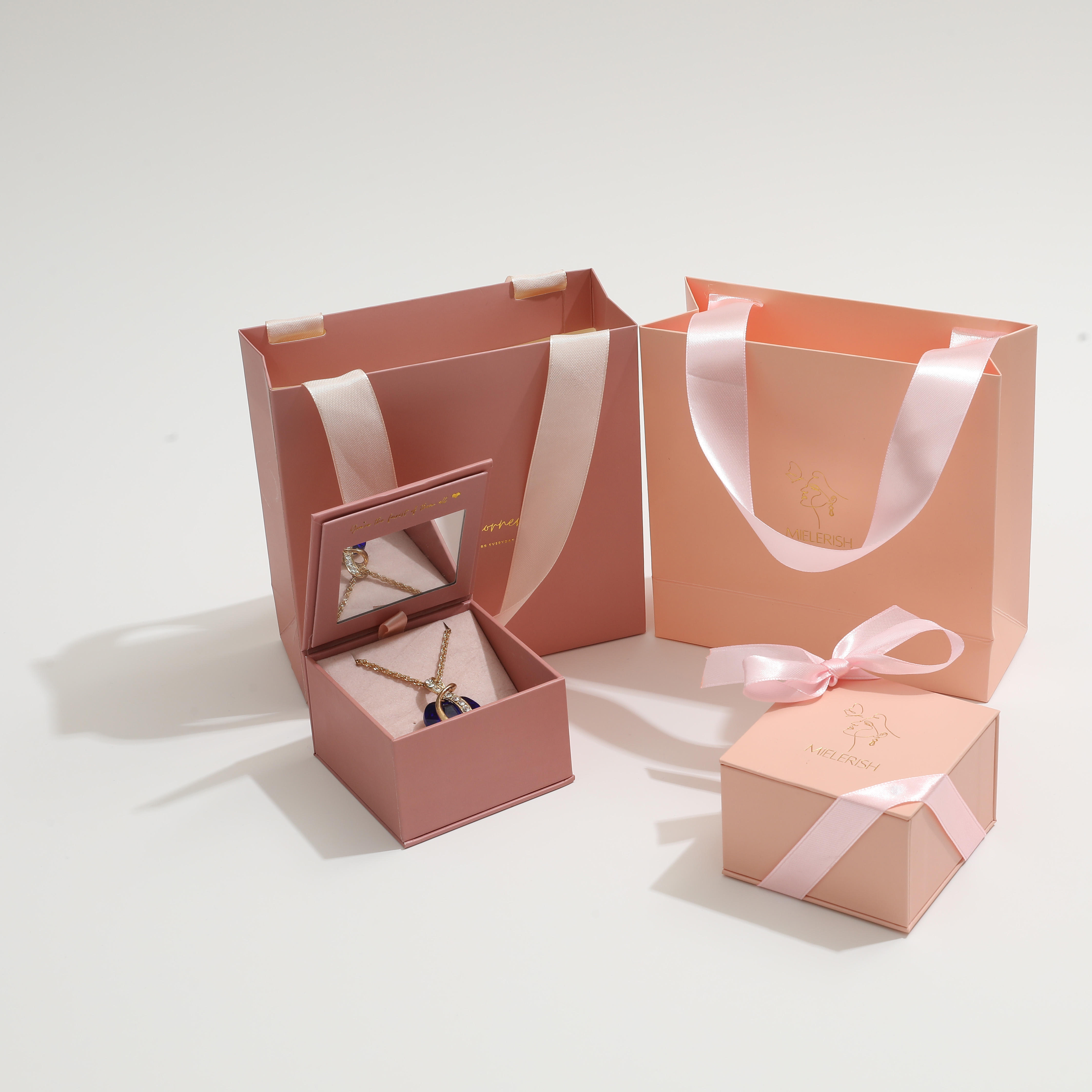 Boîte en or rose avec sac en papier