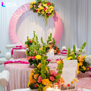 LEDA Party Events suministra un fondo de flores colgantes de acrílico redondo rosa moderno y personalizado. - Product Image 3
