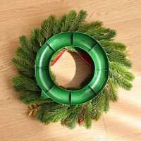 Promo Natal! Karangan Bunga Natal Modern Indoor 35cm dari PE dengan Buah Berry Merah dan Kerucut Pinus untuk Pesta