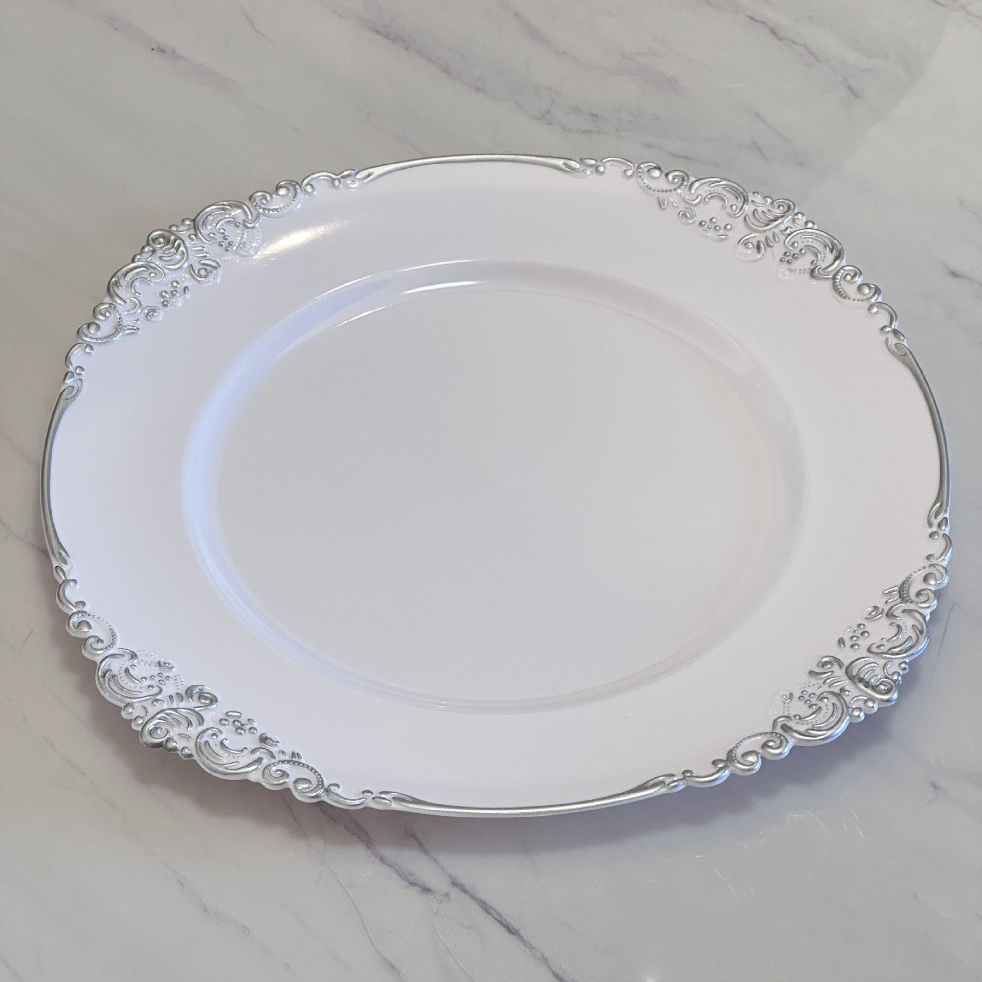 Blanc avec bordure argentée