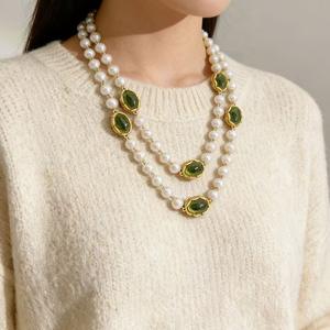 Collier en fausses perles avec incrustation de verre vert, chaîne de pull, style vintage pour femme, serti clos, perles blanches, bijoux en laiton, usage quotidien - Product Image 4