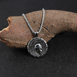 Collier pendentif casque romain rétro en acier titane pour hommes SP1031 - Product Image 2