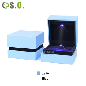 Nouvelle conception de boîte à bijoux avec éclairage LED, boîte à bagues avec éclairage LED, boîtes à bagues en cuir avec éclairage LED et logo - Product Image 4