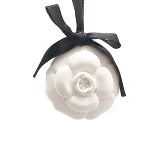 Sevimli beyaz çiçek parfüm parfüm uçucu yağ seramik araba asılı Aroma yağı difüzörü hava spreyi taş
