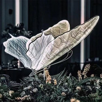 Ouvrez et fermez le papillon Le papillon avec des lumières déplacera les ailes décoratives